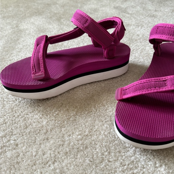 TEVA fuchsia flatform sandals size 8 - Picture 7 of 7